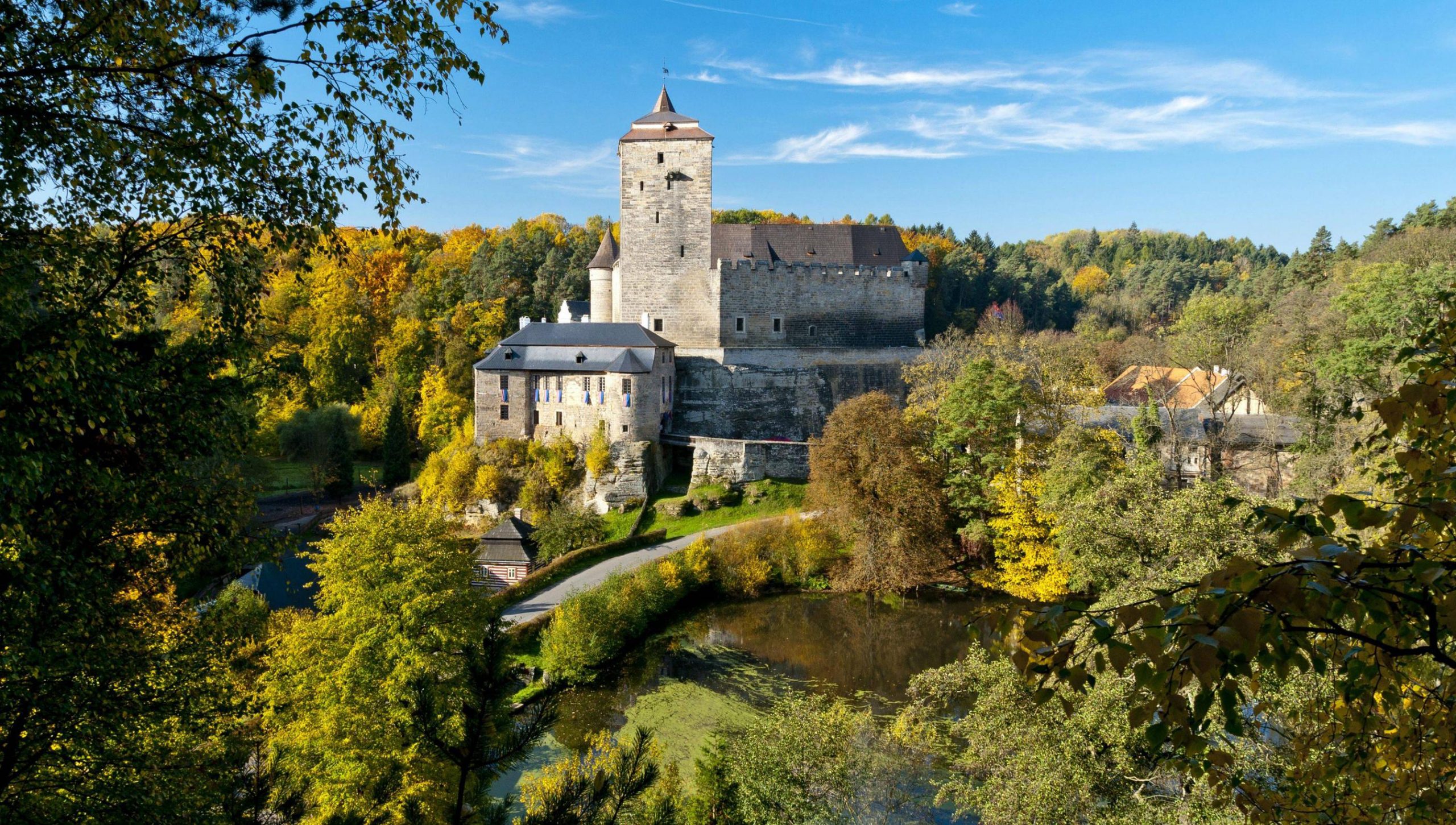 Hrad Kost z dálky